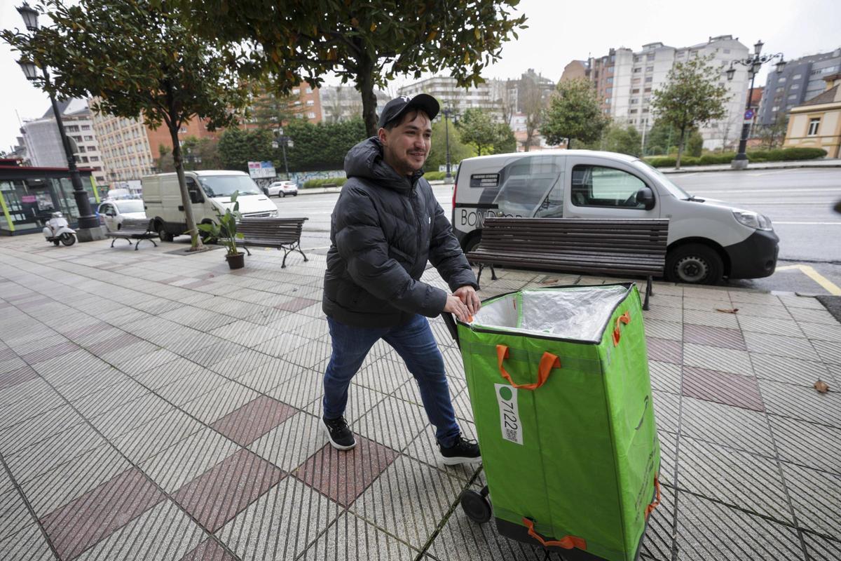 Andrés Chávez repartiendo paquetes por la calle Real Oviedo.