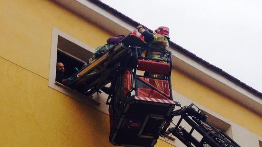 Bomberos rescatan a una mujer en Murcia.