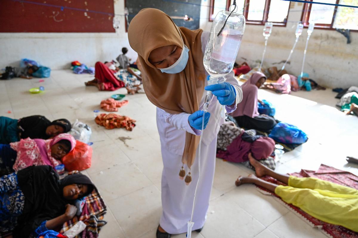 Un barco con casi 200 rohingyas desembarca en la costa de Indonesia