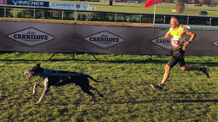 Carlos Miguel Lobato, con su perro «Sauron» en el Mundial.  |