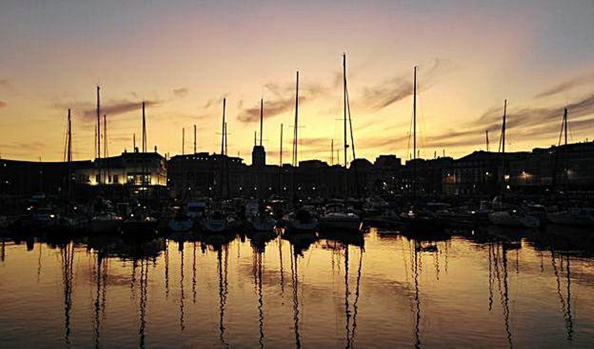 Escena de un atardecer durante estos días en A Coruña.