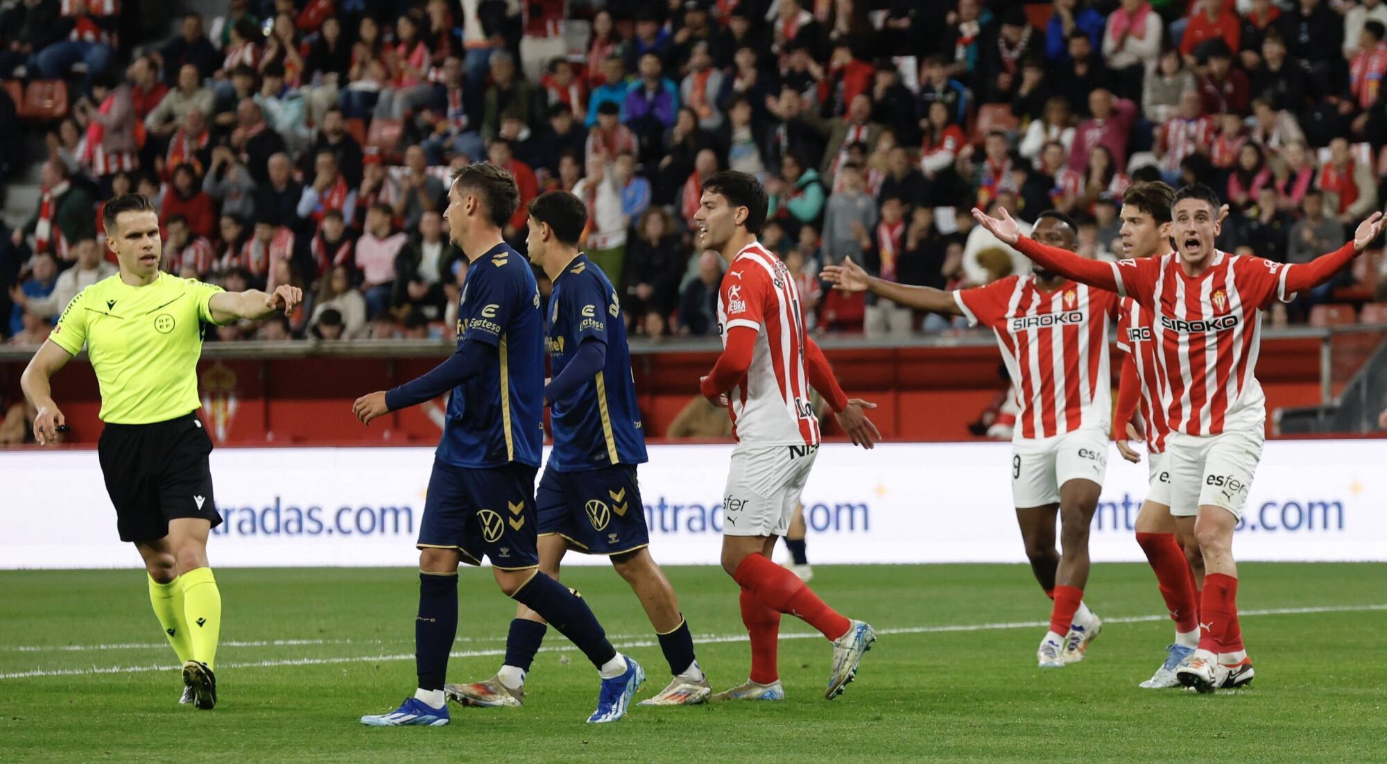 EN IMÁGENES: El Sporting - Tenerife disputado en El Molinón