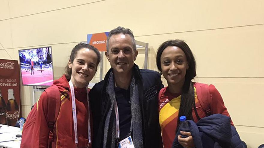 La mediofondista Ana Lozano, el entrenador Antonio Serrano y Ana Peleteiro, ayer en Belgrado. // FDV