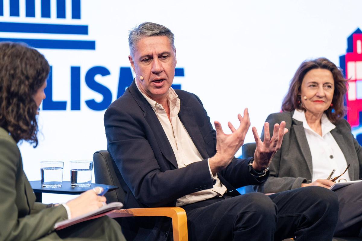 Xavier García Albiol, alcalde de Badalona, se dirige a Gemma Martínez, directora adjunta de EL PERIÓDICO, durante su intervención en una de las mesas redondas del foro.