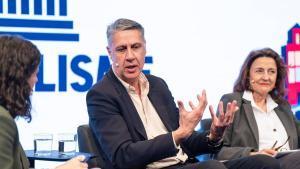 Xavier García Albiol, alcalde de Badalona, se dirige a Gemma Martínez, directora adjunta de EL PERIÓDICO, durante su intervención en una de las mesas redondas del foro.