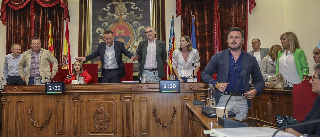 Ediles del PSOE, Compromís, PP y Vox, en el último pleno del Ayuntamiento de Eche celebrado el pasado 2 de mayo.