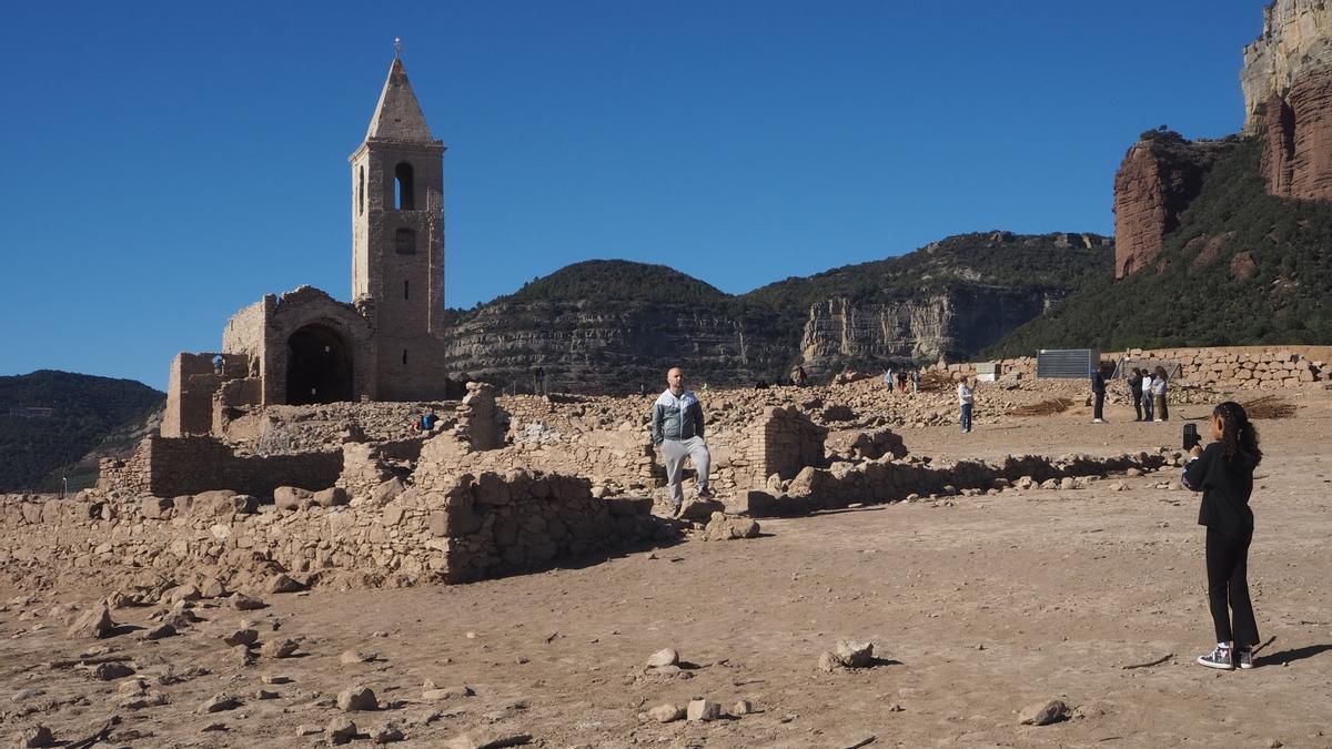 Turismo de sequía en el pantano de Sau