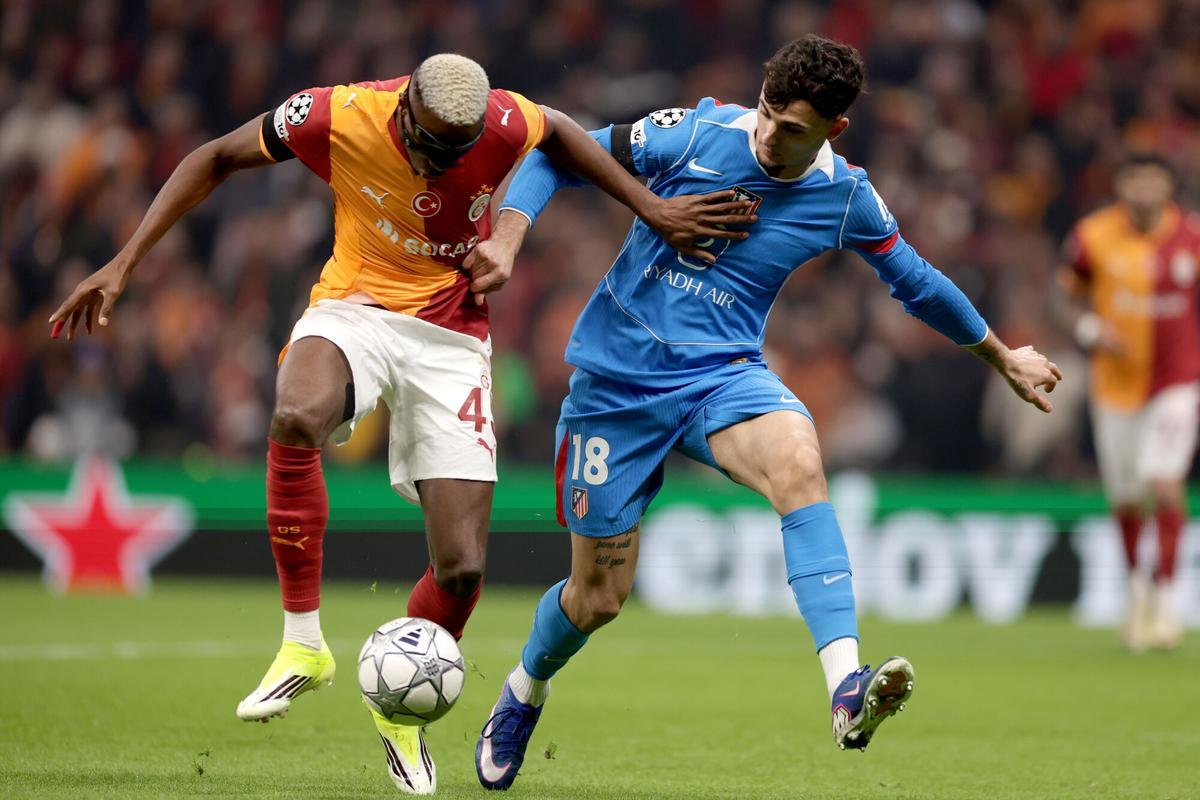 FOTODELDÍA - ESTAMBUL (Turquía), 21/01/2026.- Victor Osimhen (i), del Galatasaray, en acción frente a Marc Pubill (d), del Atlético durante el partidó de Liga de Campeones que disputan Galatasaray SK y Atletico Madrid, en Estanbul. EFE/ERDEM SAHIN