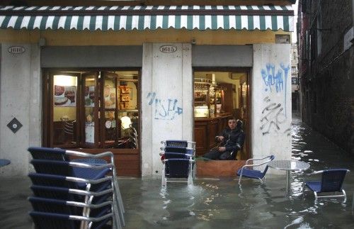 Un hombre descansa en una tienda durante el período de inundaciones de Venecia