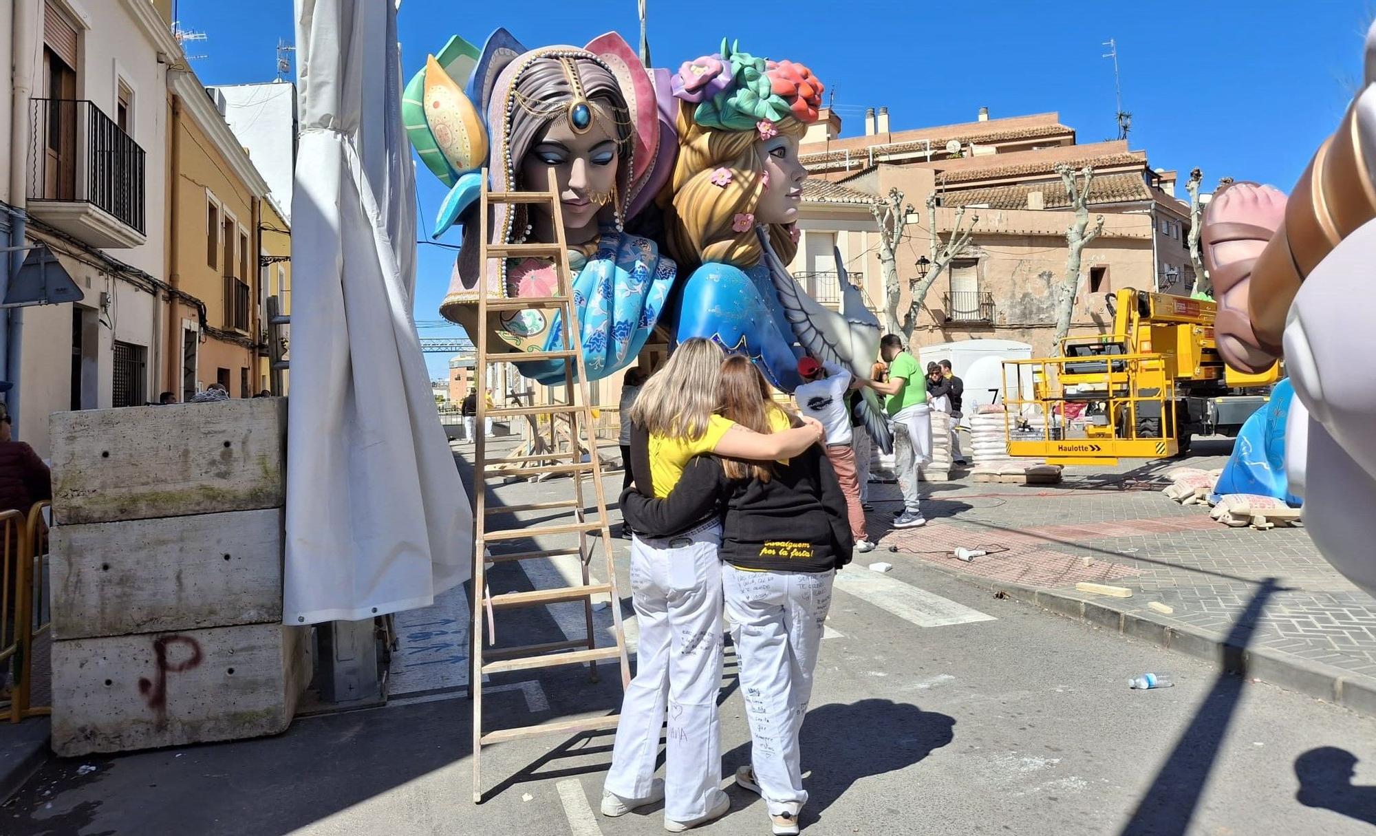 Radiante &quot;plantà&quot; en Dénia: el abrazo de las Fallas (imágenes)