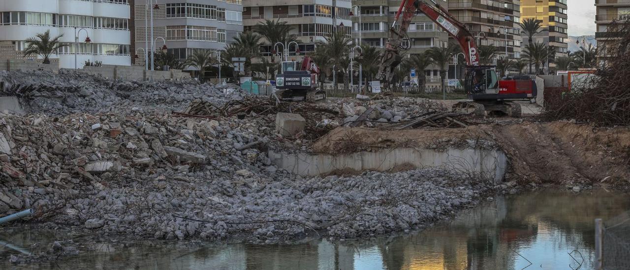 La montaña de escombros del hotel de Arenales donde una pala trabaja estos días en picar la cimentación del sótano. | ANTONIO AMORÓS