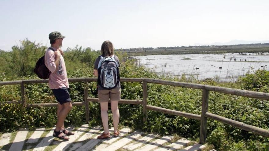 Dos turistas visitan el parque natural.