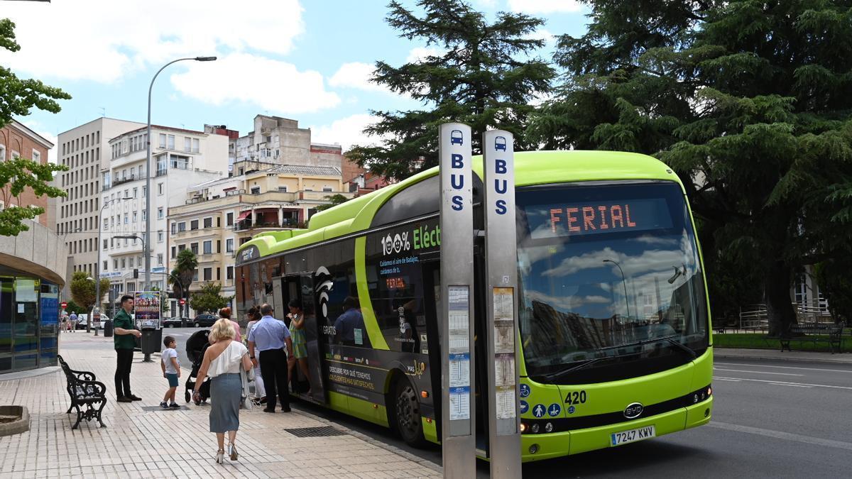 Un autobús urbano con destino al ferial de Badajoz, en una imagen de archivo.