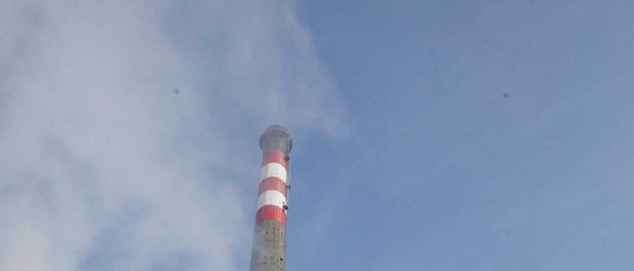 Instalaciones de Bayer situadas junto a la térmica de Lada.