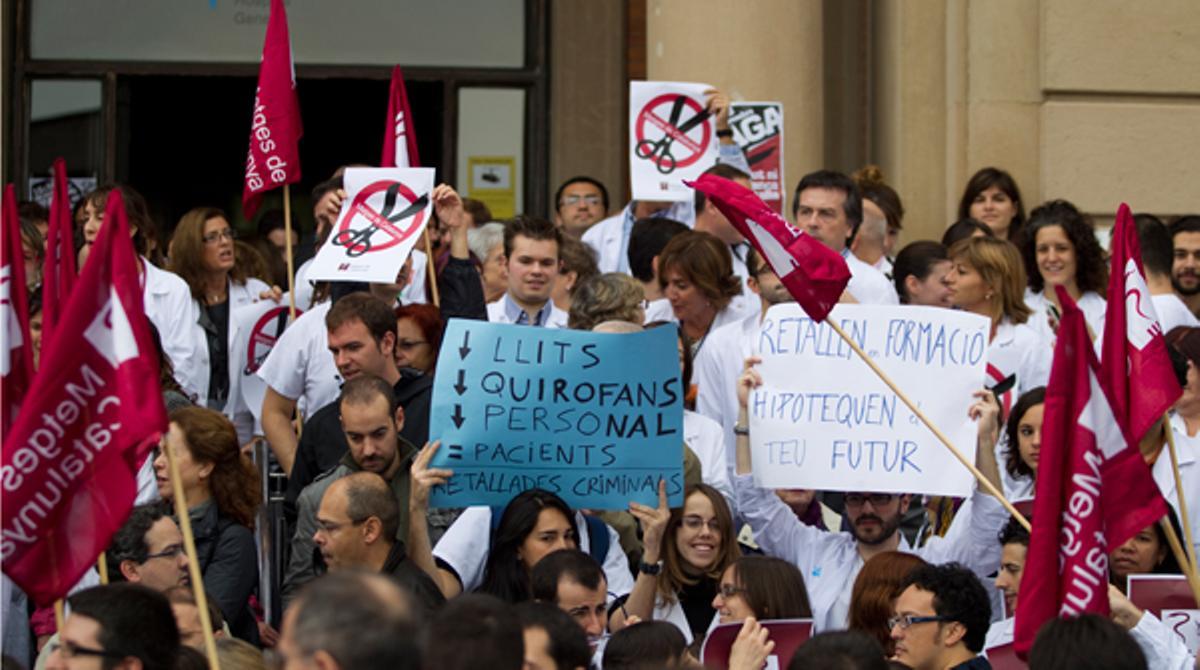 El primer dia de vaga de les dues jornades d’aturades convocada pels metges de Catalunya no ha aconseguit paralitzar del tot la sanitat catalana però sí que ha afectat el normal funcionament dels serveis mèdics.