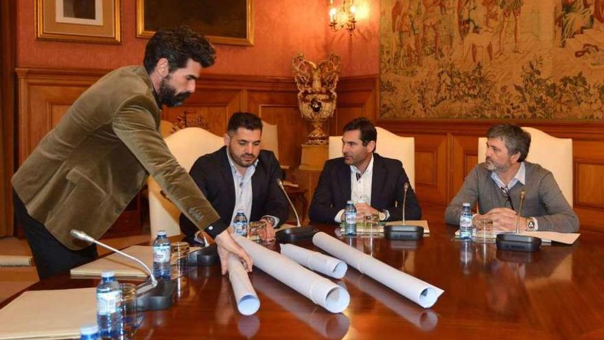 Reunión de ayer entre la Diputación y el gobierno local sobre la calle Luis Rocafort. // G. Santos