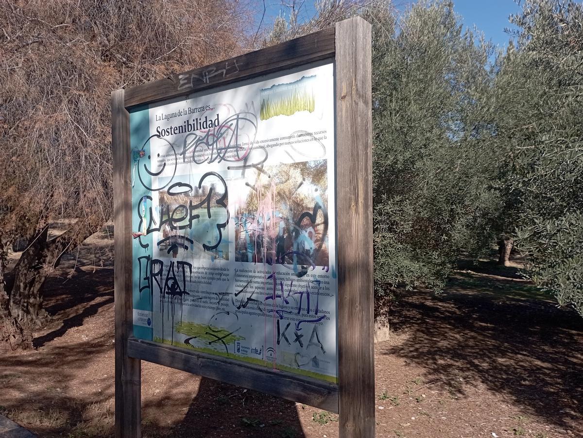 Cartel con pintadas en el Parque de la Laguna de la Barrera, en la Colonia de Santa Inés.