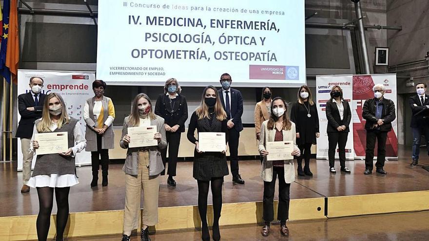 Entrega de los diplomas a los ganadores de la tercera edición &#039;Talento UMUEmprende&#039;.