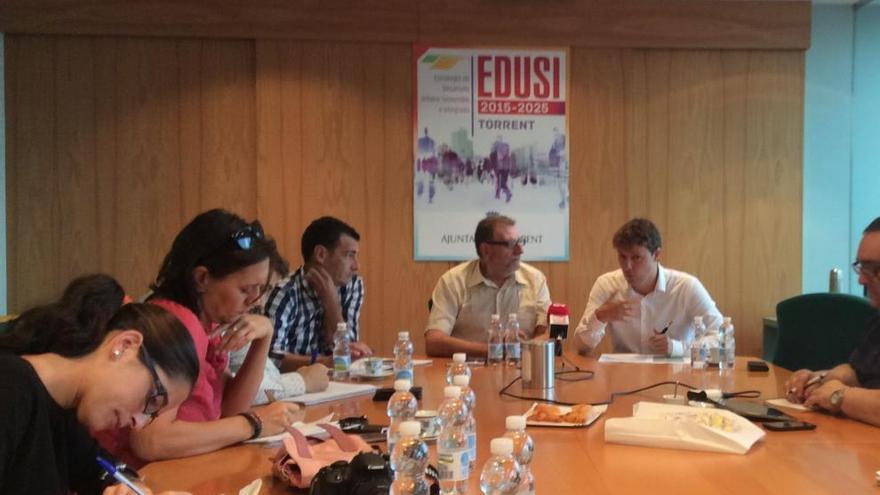 Campos explica los proyectos Edusi, ante la mirada de Ros y Costa