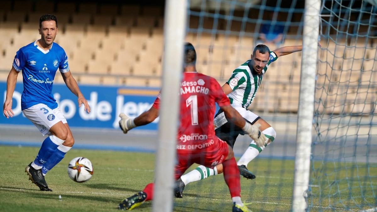 De las Cuevas, autor de tres de los goles blanquiverdes en Chapín, ante el portero del Xerez Deportivo, Camacho.