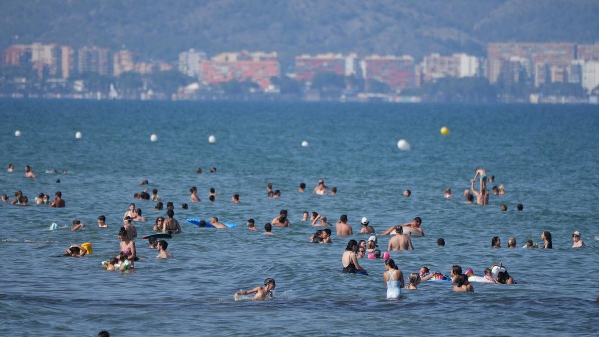 Las playas de Castelló se han llenado de turistas y residentes que plantan cara al calor y se dan un chapuzón.