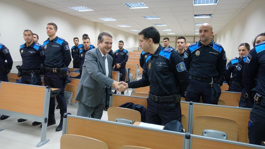 El alcalde, Abel Caballero, saludando a los nuevos agentes de la Policía Local.