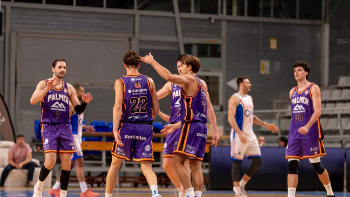 Jugadores del Palmer Basket en la pista del Alicante.