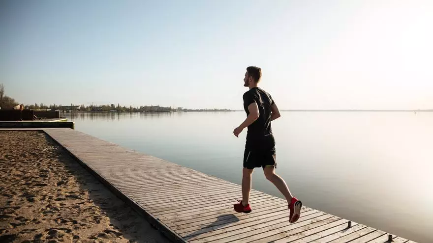 Las zapatillas Skechers para hombre que más recomiendan los podólogos por diseño y comodidad