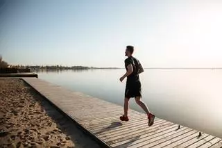 Las zapatillas Skechers para hombre que más recomiendan los podólogos por diseño y comodidad