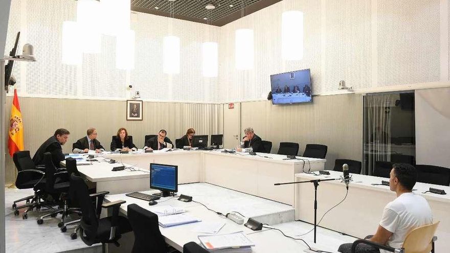 El presunto yihadista, de espaldas, durante el juicio ayer en la Audiencia Nacional.