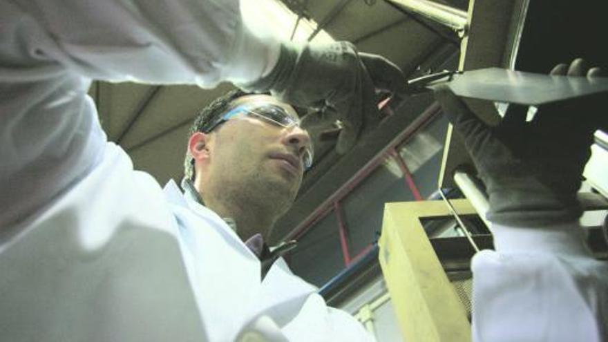 Uno de los trabajadores del centro, realizando pruebas de materiales en la planta piloto.