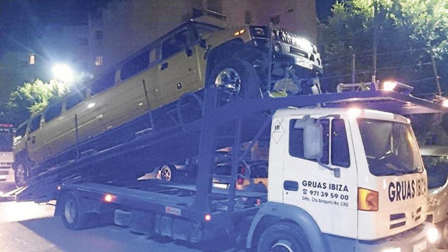 Una limusina bloquea una avenida de Vila - Diario de Ibiza