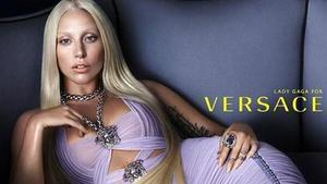 Lady Gaga posa como nueva imagen de la firma Versace.