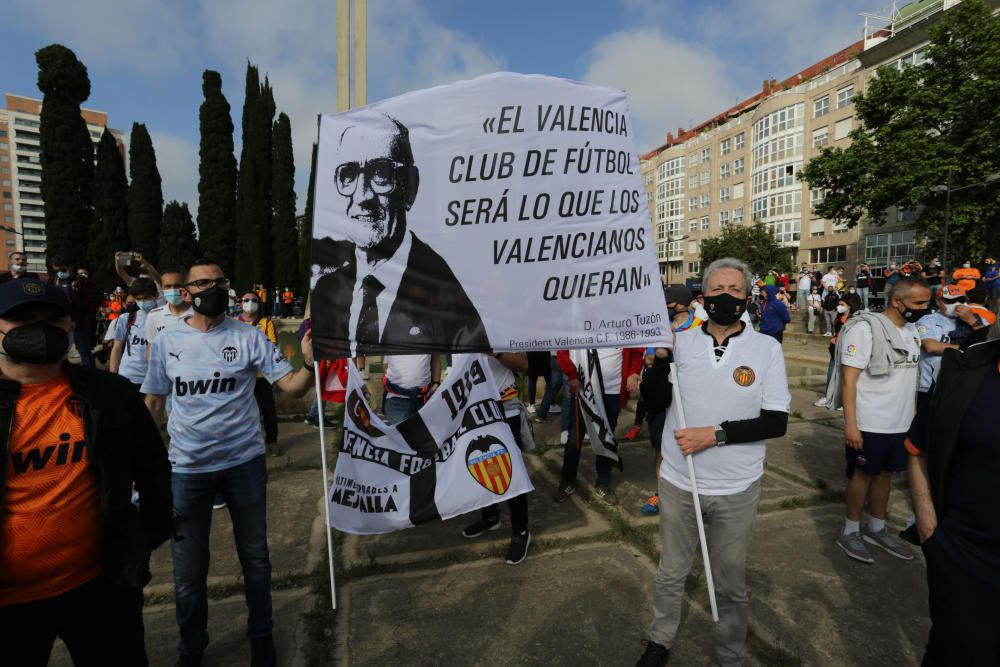 Manifestación de la Afición del Valencia contra Peter Lim