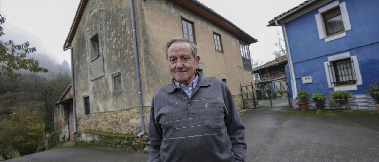 Luis Gallo, en la localidad de Cortina, con el edificio que en su día acogió la escuela del pueblo a sus espaldas.