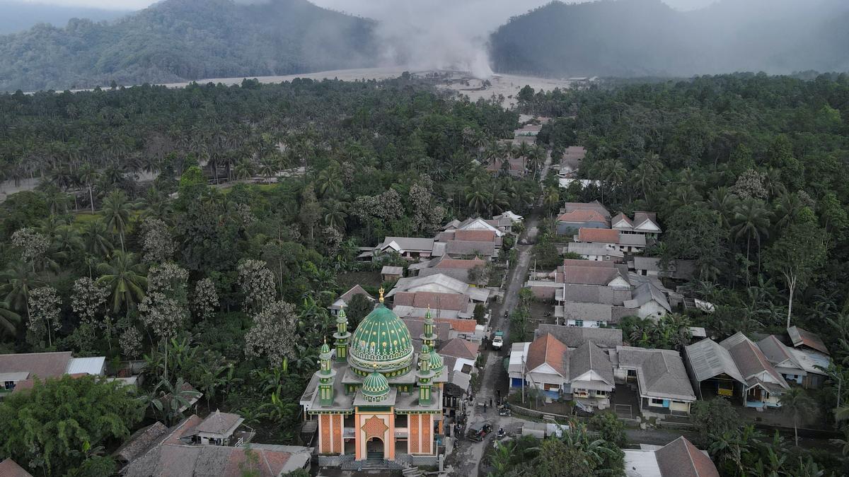 La erupción del volcán de Indonesia Semeru causa al menos 13 muertos