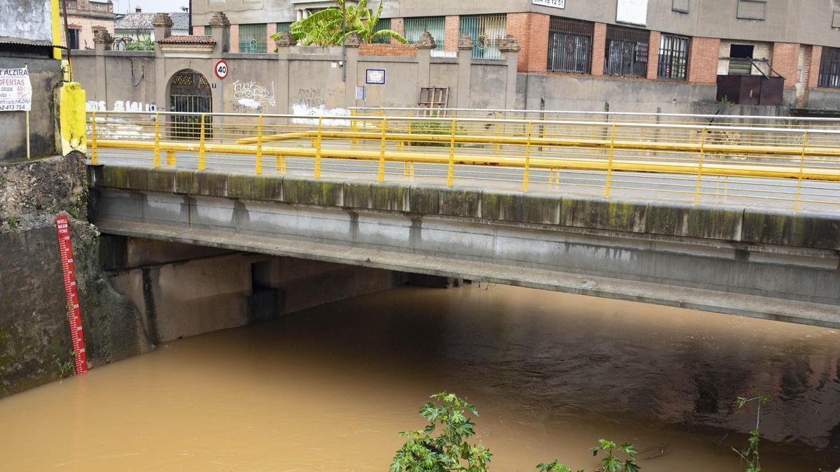 El puente sobre el barranco de la Casella que se pretende ampliar en una imagen de archivo durante una crecida.