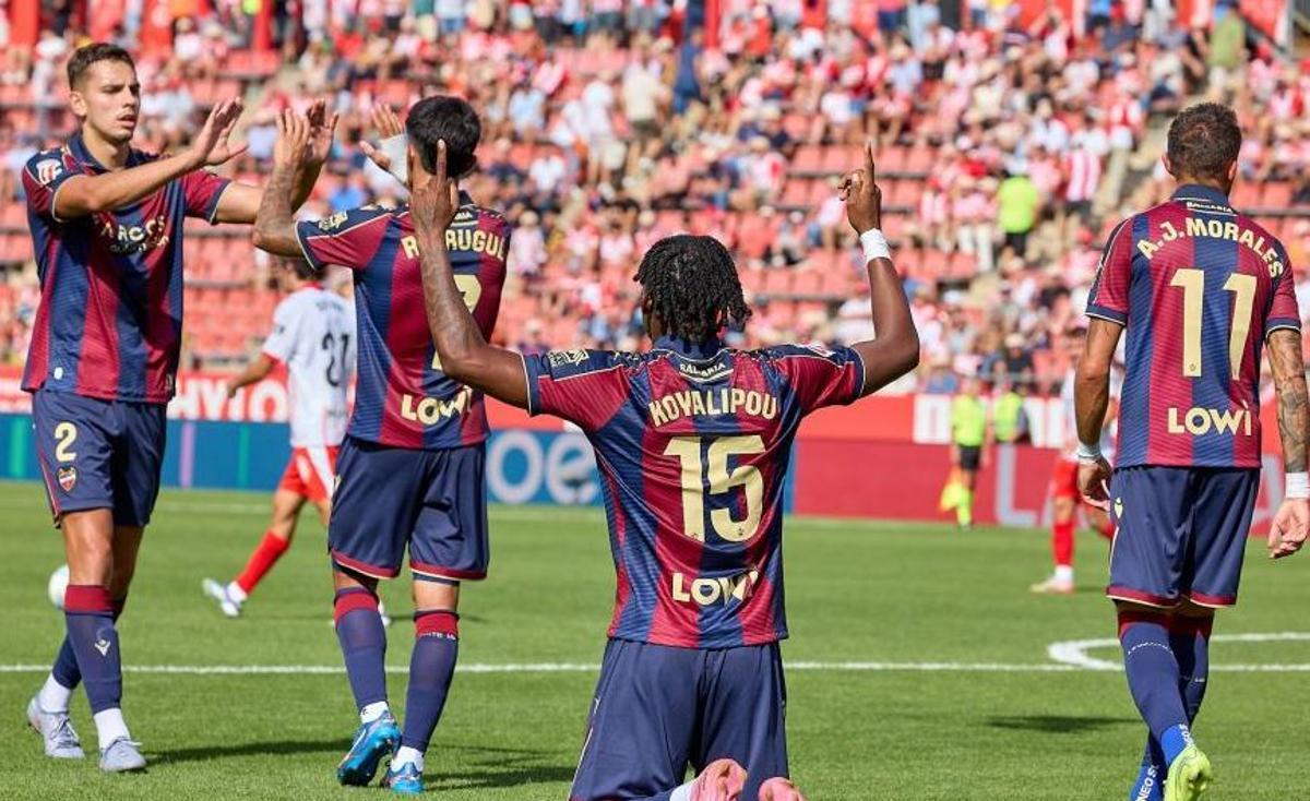 Los levantinistas se felicitan tras el gol final de Koyalipou al Girona