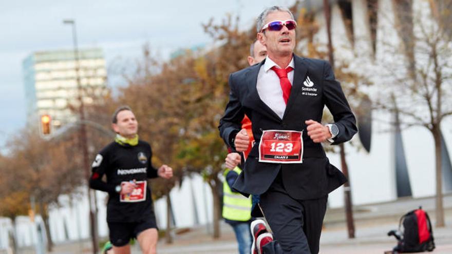 Martín Fiz, durante la carrera de este domingo en Barcelona