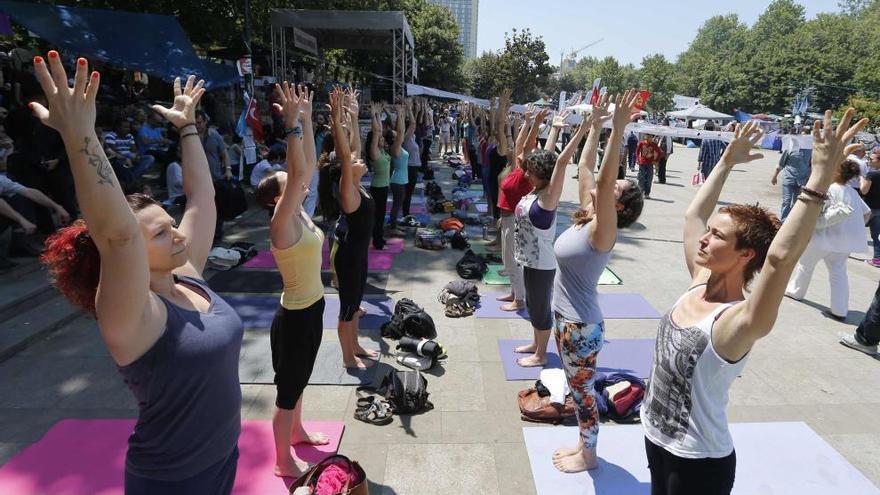 Yoga por el medio ambiente en el Malecón