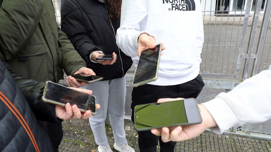 Los institutos arousanos requisan móviles desde hace años: &quot;Eran nuestro mayor problema de convivencia&quot;