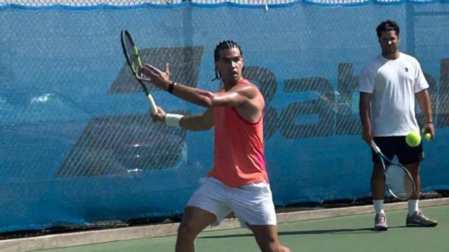 Primer entrenamiento de Carlos Alcaraz al aire libre desde su lesión