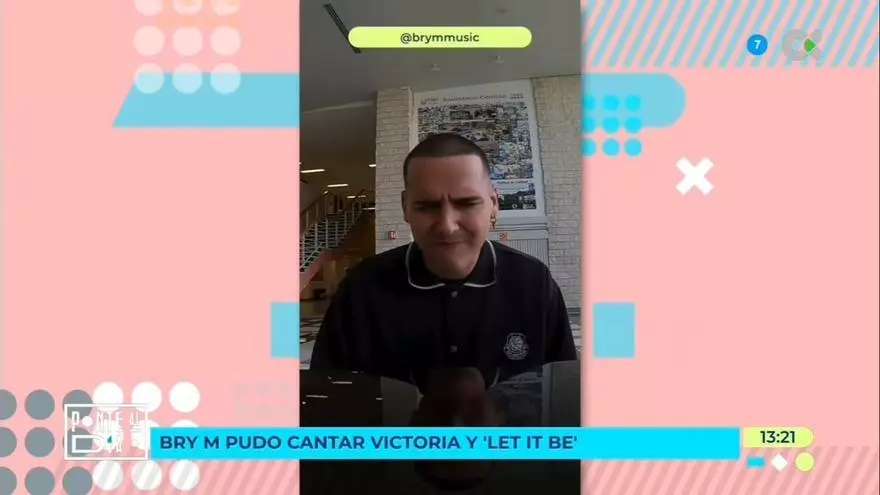 El cantante Bry M ameniza los pasillos de los hospitales grancanarios