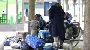 El grupo de senegaleses, en un banco de la plaza España de Zaragoza.