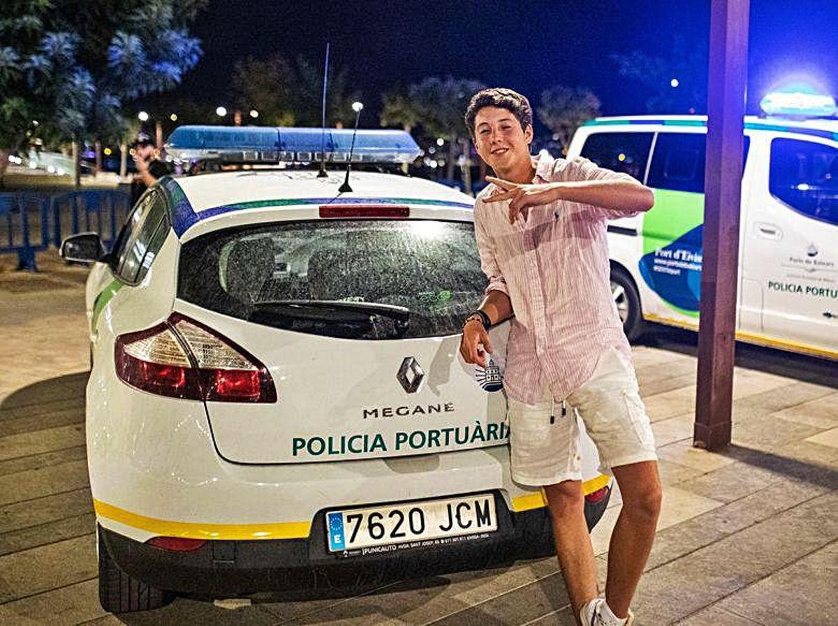 Aglomeraciones y fiesta cada día en el puerto de Vila tras el cierre de los bares