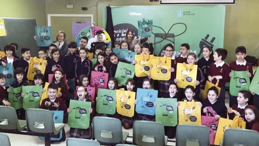 Alumnos del colegio Santiago Apóstol, durante la campaña de reciclaje de aparatos electrónicos. // FdV