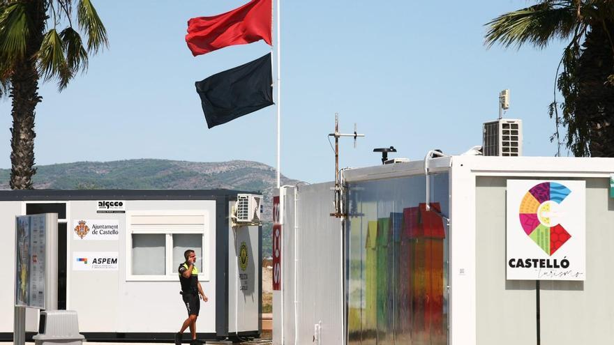 Bandera negra por el cierre de la playa del Gurugú en el Grau de Castelló