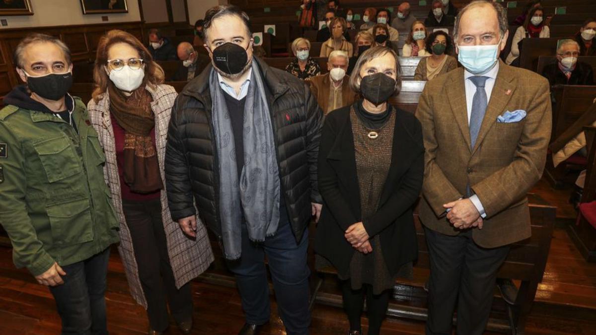 Alejandro Roy, la musicóloga María Encina Cortizo, Luis Cansino, Pilar García Cuetos (vicerrectora de Extensión Universitaria) y Juan Carlos Rodríguez-Ovejero (presidente de la Fundación Ópera de Oviedo), ayer, en el edificio histórico de la Universidad. | Irma Collín