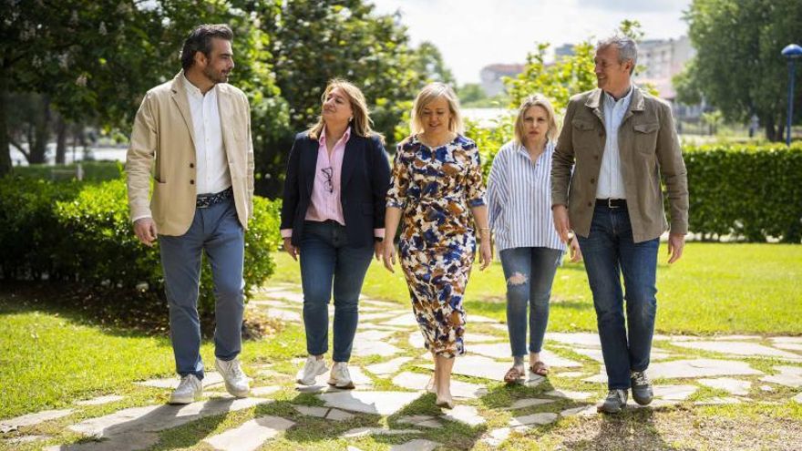 Las candidatas del PP en Oleiros, Culleredo y Cambre flanqueadas por Diego Calvo y Rueda. |  // FDV