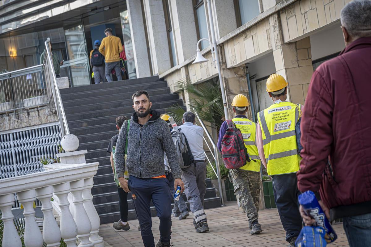 Las obras del Camp Nou desde dentro: tres meses siguiendo a los trabajadores rumanos del Camp Nou